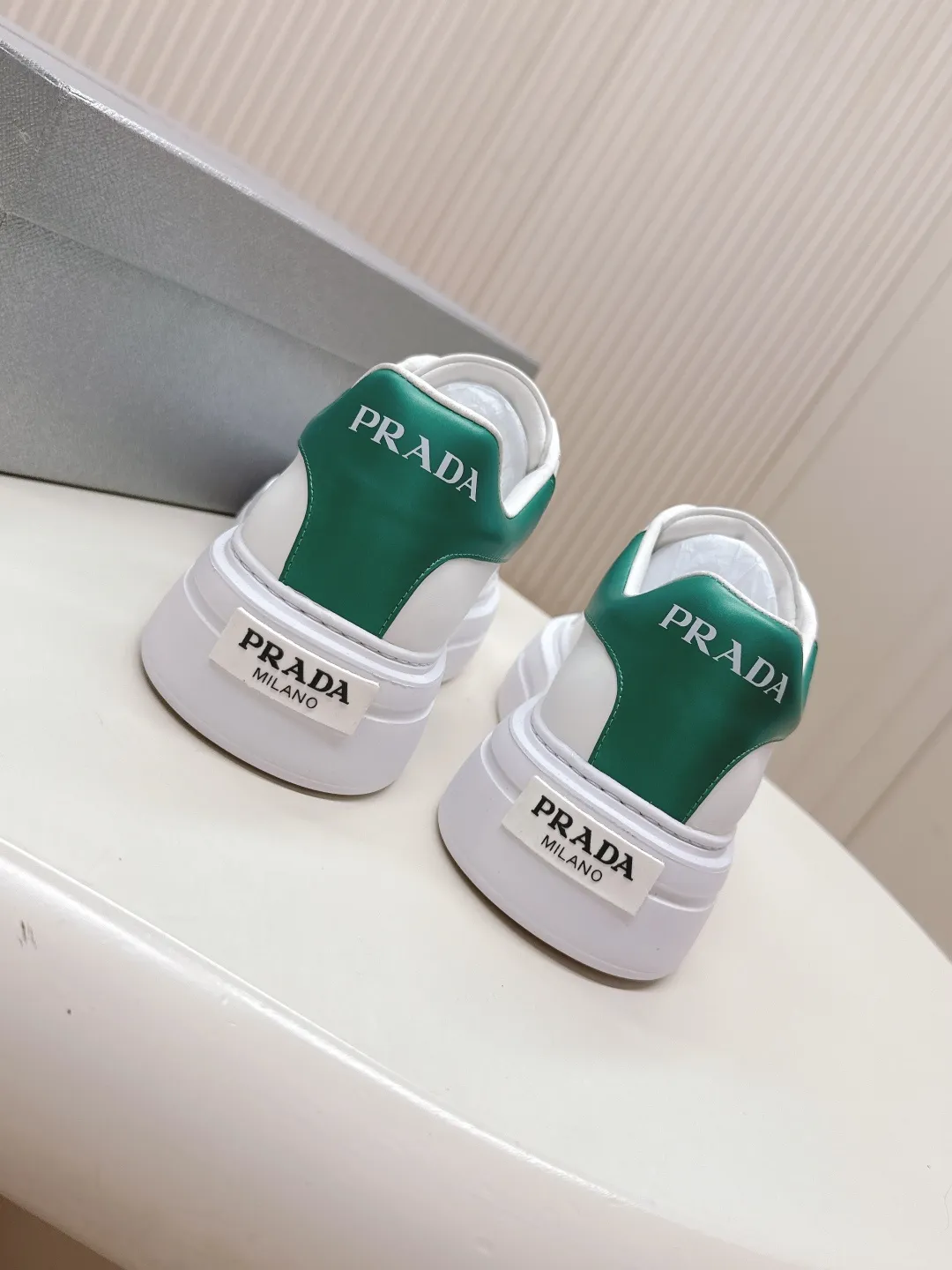 👟👟Ex-factory price 600👟👟 Prada 25ss new casual white shoes, couple style 👫 P fashion white shoes, re-released, high-quality shipments, elegant and generous, comfortable on the feet, super classic, super light and comfortable on the feet Fabric: silky cowhide Lining: water-dyed sheepskin lining + genuine leather foot sole: EVA outsole Code number: 35-45 (40 for women, 45 for men, customized)